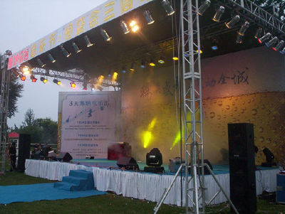 北京豐臺(tái)舞臺(tái)設(shè)備一站式解決方案 燈光音響、背景投影儀租賃與演藝吧設(shè)備租售